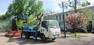 В Одесі продовжують упорядковувати санітарні зони та мити пам’ятники
