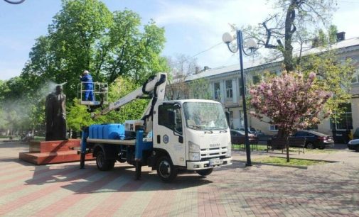 В Одесі продовжують упорядковувати санітарні зони та мити пам’ятники