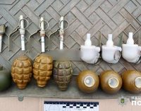 Посварилися: жителька Одещини розповіла поліції, що її співмешканець зберігає гранати та набої, — ФОТО