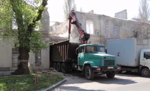 В Одесі продовжують демонтаж будинку, що постраждав від ворожої агресії, — ВІДЕО