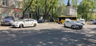 Автобус відкинуло на стовп: в Одесі зіткнулися Audi та маршрутка, — ФОТО