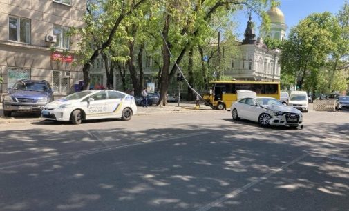 Автобус відкинуло на стовп: в Одесі зіткнулися Audi та маршрутка, — ФОТО