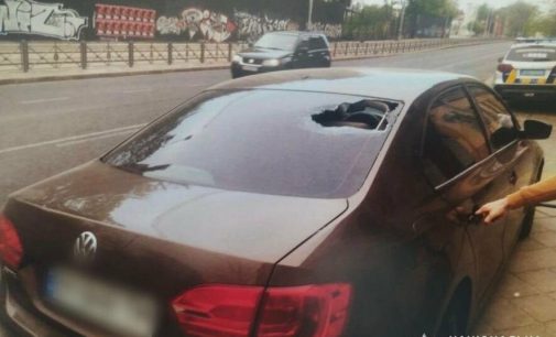 Погрожував ножем і сокирою, пошкодив чуже авто: 64-річному жителю Одеси повідомили про підозру у хуліганстві