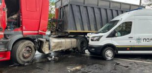 В Одесі вантажівка зіткнулась зі службовим автомобілем поліцейських