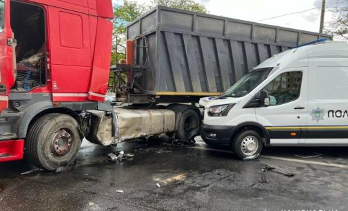 В Одесі вантажівка зіткнулась зі службовим автомобілем поліцейських