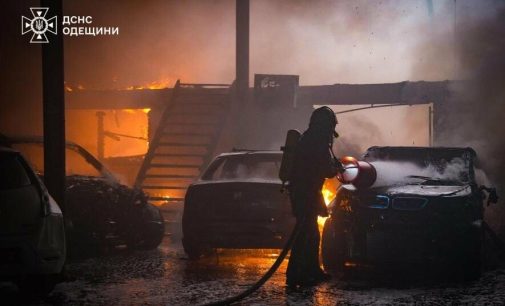 В Одесі рятувальники гасили палаючі автомобілі