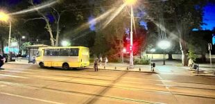 В центрі Одеси на зупинці пограбували водія маршрутки, — ФОТО
