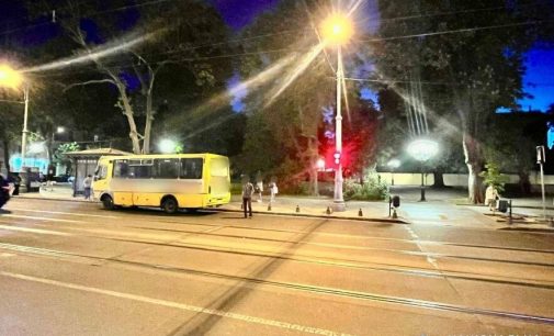 В центрі Одеси на зупинці пограбували водія маршрутки, — ФОТО