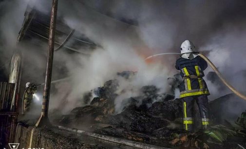 На Одещині рятувальники майже три години гасили пожежу на складах