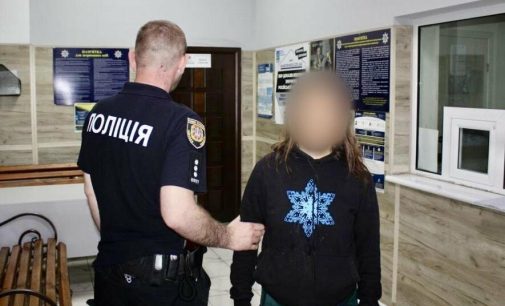 В Одесі затримали жінку, яка справила природні потреби на Катерининській площі та зіпсувала прапорці