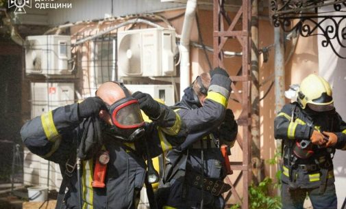 Вогонь поширився на три поверхи: в центрі Одеси сталася пожежа, — ФОТО