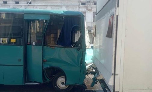 Шестеро постраждалих: в Одесі маршрутка протаранила вантажівку, — ФОТО
