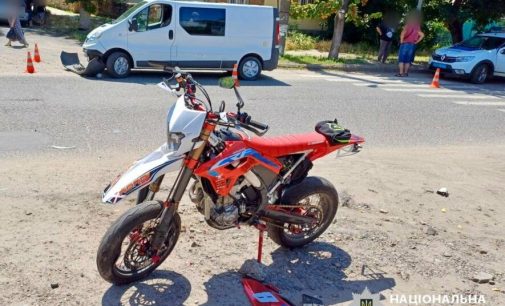 На Одещині не розминулися мікроавтобус та мотоцикл: поліцейські розслідують обставини ДТП