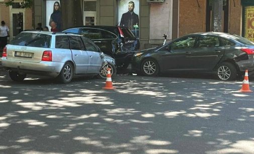 Постраждала дитина: в Одесі Audi протаранила припарковані авто, — ФОТО