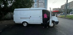 Відкрив «мобільну» АЗС в мікроавтобусі: в Одесі патрульні виявили чоловіка, який незаконно продавав пальне