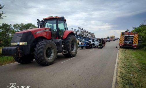 Після ДТП на Одещині рятувальники діставали потерпілого з понівеченого авто, — ФОТО