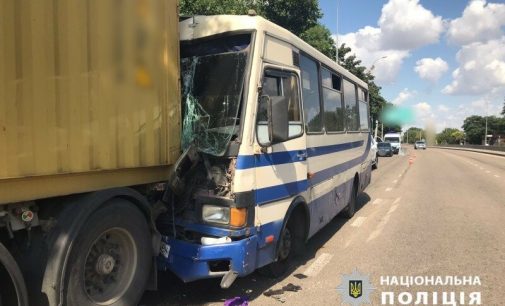 Водію стало зле: в Одесі рейсовий автобус врізався у вантажівку, постраждали 13 людей