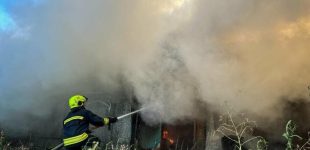 В Одеській області рятувальники годину гасили масштабне загоряння трави та господарчих споруд
