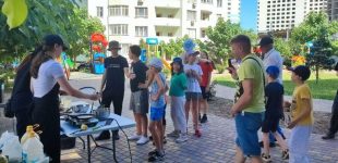 Майже 5 тисяч гривень на млинцях: тренер з Луганська організував з учнями благодійний ярмарок в Одесі