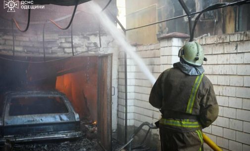 Під Одесою спалахнули одразу два житлових будинка, — ФОТО