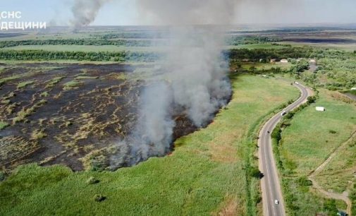 Очерет горить і досі: Вогнеборці не мають шляхів під’їзду до осередків пожежі на Одещині