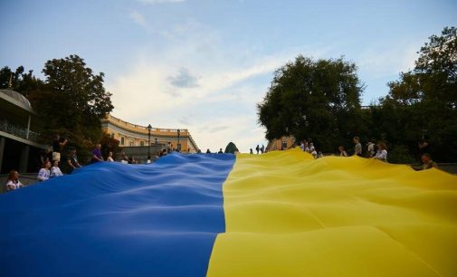 День Прапора Україні: на Потьомкінських сходах в Одесі розгорнули величезний стяг