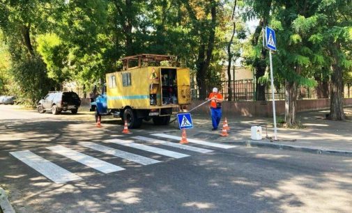 Напередодні навчального року в Одесі оновлюють розмітку біля шкіл