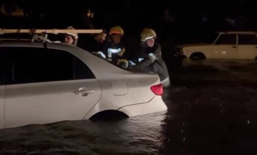 Одеські рятувальники показали, як допомагали водіям автомобілів на затоплених дорогах, — ВІДЕО