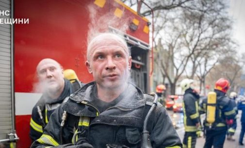 Врятували трьох людей: в Одесі загорівся багатоквартирний будинок, — ФОТО, ВІДЕО