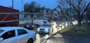 В Одесі вантажівка майже повністю паралізувала рух однією з вулиць, — ФОТО