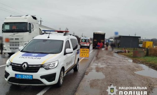 Водій вантажівка збив мопедиста з пасажиркою: смертельна аварія сталася на Одещині, — ФОТО