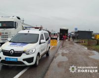 Вантажівка знесла мопед: водія автопоїзду підозрюють у вчиненні смертельної ДТП на Одещині, — ФОТО