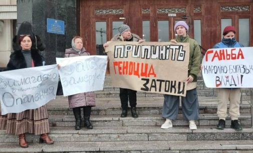 Люди мерзнуть у власних квартирах: мешканці однієї з громад Одещини приїхали мітингувати під стіни ОВА