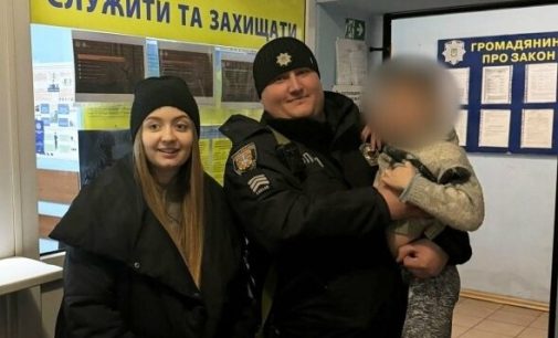 На Одещині поліцейська врятувала дитину, яка йшла вздовж траси в мороз