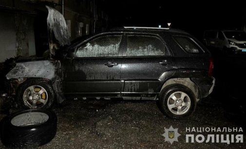 В Одесі затримали двох дівчат, які палили автомобілі: їм загрожує до 10 років ув’язнення