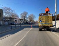 В Одесі почали встановлювати стовпчики-делініатори посеред проїжджої частини, — ФОТО