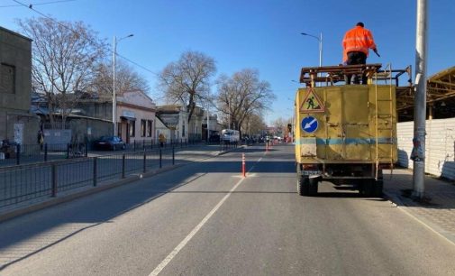 В Одесі почали встановлювати стовпчики-делініатори посеред проїжджої частини, — ФОТО