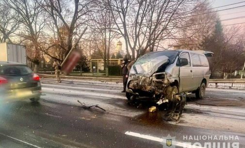 На слизькій дорозі в Одеському районі сталася ДТП за участю трьох автомобілів: двоє постраждалих