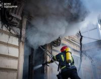 Врятовано двох людей: в Одесі вогонь охопив квартиру, — ФОТО