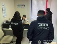 Вимагала 4500 доларів за «звільнення» військового: в Одесі затримали лікарку-невролога