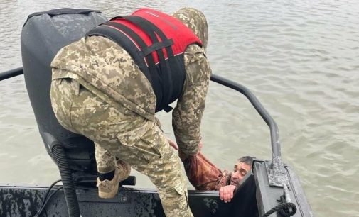 На Одещині моряки-прикордонники врятували чоловіка, який ледь не потонув