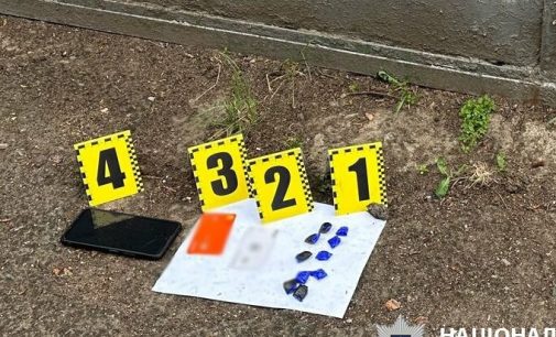 Ховав наркотики під гаражами: в Одесі затримали наркоторговця