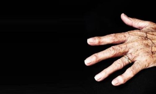 Два дні на межі смерті: в Одесі жінка з інсультом виживала, дряпаючи двері квартири, — ВІДЕО