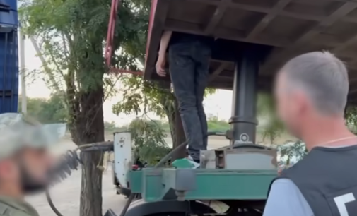 На Одещині затримали батька й сина, які вивозили чоловіків з України під причепами фур, — ФОТО, ВІДЕО