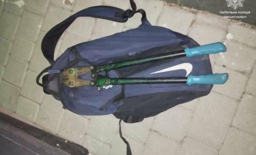 Невдала крадіжка: в Одесі патрульні затримали чоловіка з інструментами біля електрозарядної станції, — ФОТО